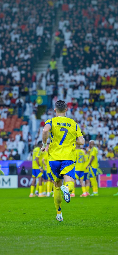 日本队2026年世界杯球衣：深蓝色底色+浅蓝色波浪状图案（日本队2026世界杯新球衣：深蓝主色，浅蓝波浪纹点缀）