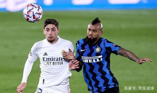 莱奥：我正在学习踢中锋，球队在场内场外都在帮助我（莱奥：正适应中锋角色，球队在场内外都在支持我）