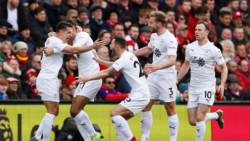 上半场奇兵！焦海龙半场7中6得到15分4篮板（半场高效爆发！焦海龙7投6中砍下15分4篮板）