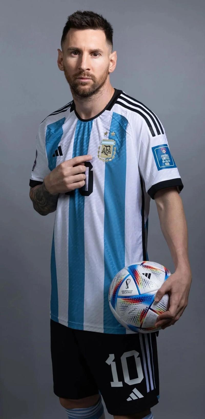 美加墨世界杯抽签出炉，三东道主获上上签，引发争议，詹俊点评小组赛看点。（北美世界杯抽签揭晓：三东道主签运爆表引热议，詹俊解读小组赛看点）