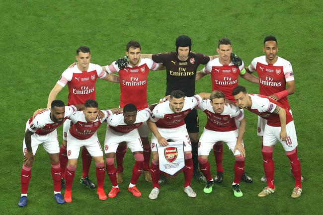 球队外线火力强到爆表（球队外线三分如雨，火力全开）