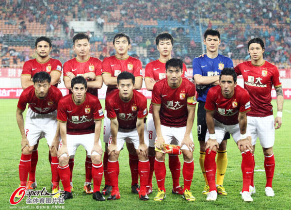 摩纳哥球迷因对球队不满而集体沉默，加拉塔萨雷反享受欢呼（摩纳哥球迷以沉默表达不满，加拉塔萨雷收获热烈欢呼）