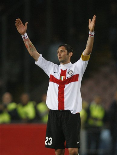 英格兰近8次世界杯对阵欧洲球队6负，近两届均被欧洲球队淘汰（英格兰世界杯近8战欧洲队输6场，连续两届被欧洲对手淘汰）