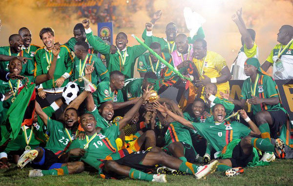 斯凯利晒穿齐达内、博格巴尤文球衣照，尤文球迷留言“快来”（斯凯利晒穿齐达内与博格巴的尤文战袍，斑马军球迷齐呼：快来）