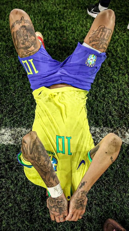 💡早报：34岁格列兹曼荣获金足奖（晨报：34岁格列兹曼加冕金足奖）