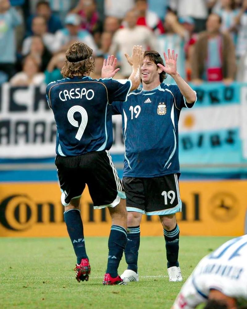 沙特变了：从为C罗本泽马豪掷千金，到对萨拉赫精打细算？（沙特转向：曾为C罗、本泽马挥金如土，如今对萨拉赫却谨慎报价？）