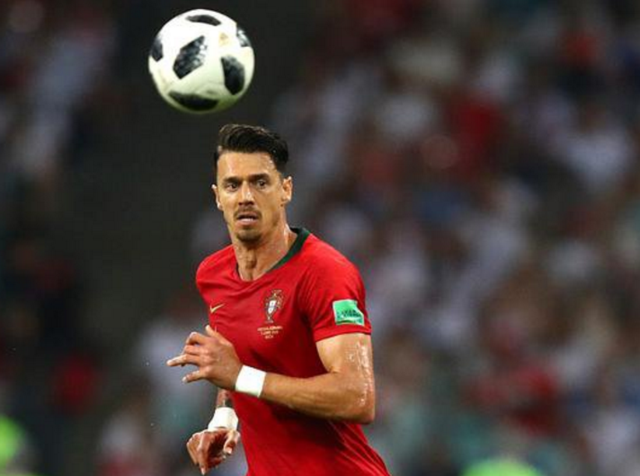 德佬回应传闻：我为身边能有孔蒂这样的真正男人而感到自豪（德佬回应流言：能与孔蒂这样的真男人并肩让我自豪）